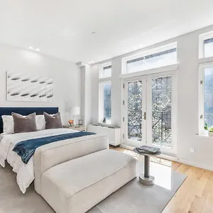  Holiday home Maison Bella - Modern Studio W Charming Juliet Balcony